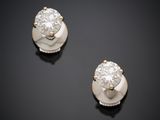une paire de boucles d'oreilles en diamant sur une surface noire