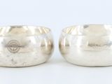 une paire de coupes en argent sur fond blanc