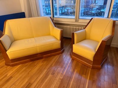 deux chaises placées l'une à côté de l'autre dans une pièce