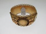 une photo d'un bracelet muni d'une étiquette, posé sur une surface blanche
