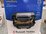 La boîte de l'appareil à sandwichs Russell Hobbs est exposée dans un magasin.