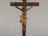 un vieux crucifix en bois sur lequel est représentée une croix