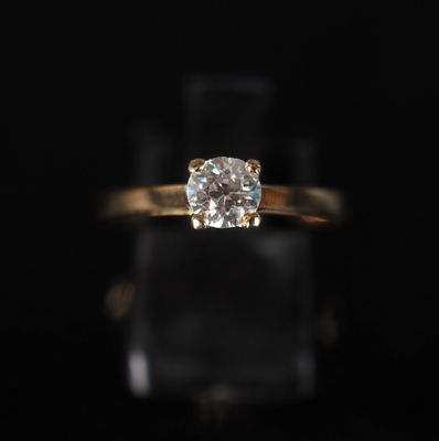 Bague de forme solitaire en or jaune 750, sertie en son cent…