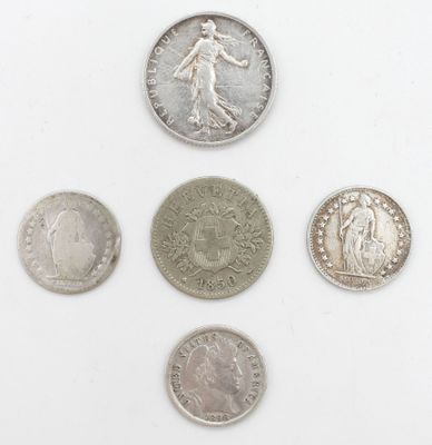 six types de pièces différents sont présentés sur une surface blanche