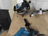 deux outils électriques posés sur une table dans une pièce