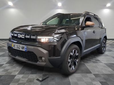 La nouvelle Toyota RAV 2021 est exposée dans un showroom