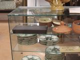 une vitrine en verre contenant des assiettes et des bols