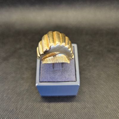 une bague en or qui se trouve dans une boîte bleue