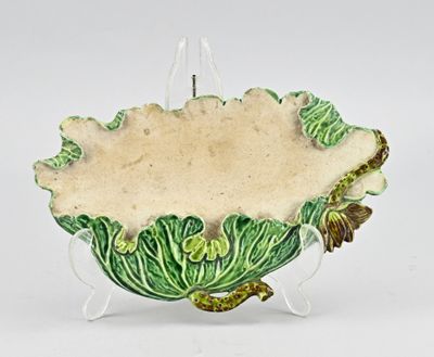 un bol en céramique orné d'un motif de feuilles
