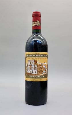 la bouteille de vin rouge est posée sur une surface blanche