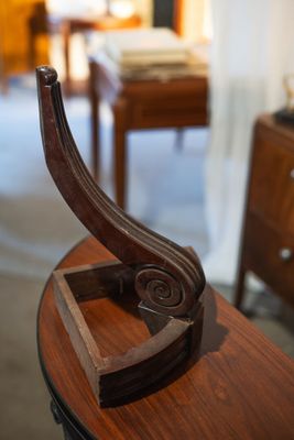 Structure de console d'encoignure en bois sculpté.