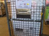 un chariot contenant de nombreux cartons dans un entrepôt