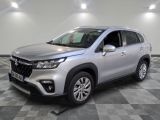 un SUV argenté garé sur un sol en damier dans un garage