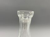 un vase en verre transparent posé sur une table