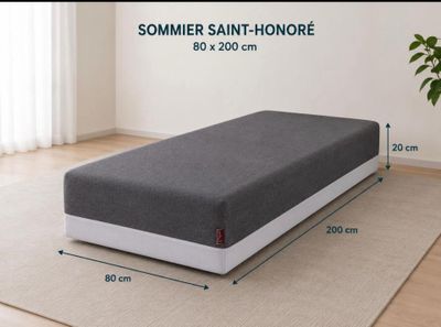 un lit posé sur un tapis dans une chambre