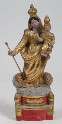 une image représentant une statue d'une femme tenant un enfant dans ses bras, assise sur un trône