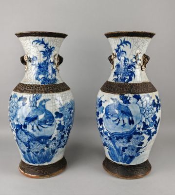 paire de vases bleus et blancs munis d'anses et de poignées