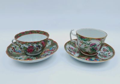 CANTON. Deux tasses et leurs sous-tasses à décor polychrome …