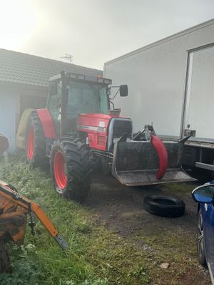 un tracteur garé à côté d'une remorque