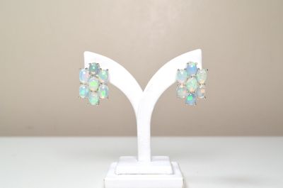 Une paire de boucles d'oreilles en argent, sertie de 5,60 ct…