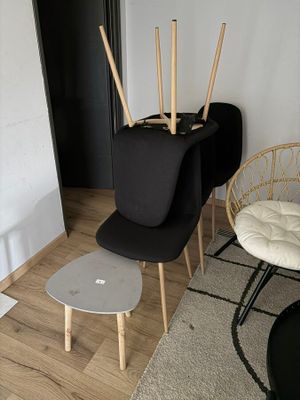 deux chaises et une table dans le coin d'une pièce