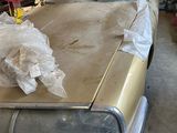 une voiture en cours de réparation dans le garage