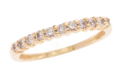 une bague en or jaune avec des diamants sur fond blanc