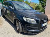 une photo d'un SUV Audi noir garé sur un parking