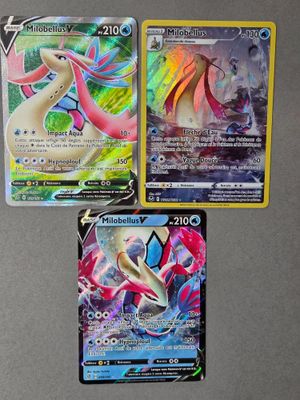 trois cartes Pokémon aux couleurs et aux motifs variés