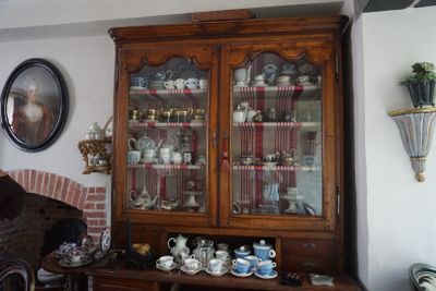 un vaisselier dans un coin du salon