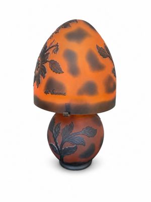 une lampe posée sur une table
