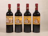 trois bouteilles de vin sont alignées sur une surface blanche