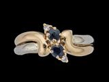 une image montrant un gros plan d'une bague en or sertie d'un saphir
