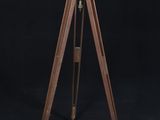 un télescope en bois monté sur un trépied, sur fond noir