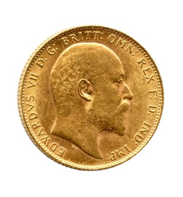 une image d'un gros plan d'une pièce d'or sur un fond blanc