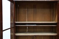 Bibliothèque à doucine en acajou et placage d'acajou ouvrant… (photo 3)