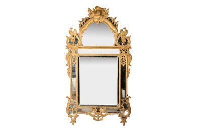 une image d'un miroir avec un cadre doré sur un fond blanc
