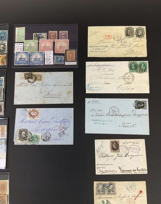 plusieurs types de timbres sont présentés sur une surface noire