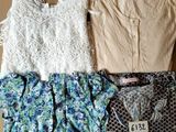 trois hauts et shorts pour femmes disposés sur une boîte en carton