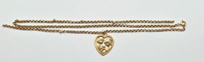 collier plaqué or avec un pendentif en forme de cœur sur une chaîne