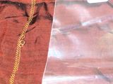 un sac en plastique auquel est attachée une chaîne