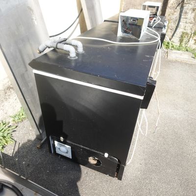 une image représentant une boîte noire à laquelle sont reliés des fils