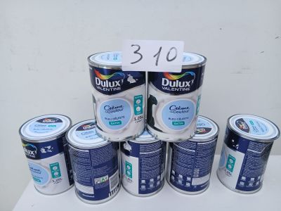 plusieurs pots de peinture Duluxx posés sur une table, avec une étiquette de prix