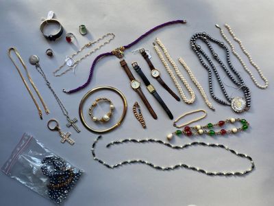 plusieurs types de colliers et de bracelets différents disposés sur une table