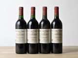 trois bouteilles de vin sont alignées sur une table en bois