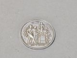 une image représentant une pièce d'argent sur laquelle figurent une femme et un homme