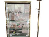 une vitrine avec une lampe à côté