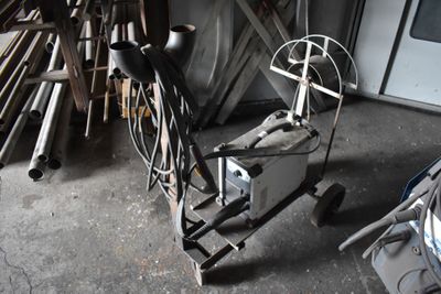 un vélo qui traîne dans un garage à côté d'un tas de bois