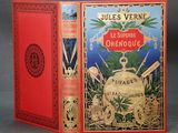 un vieux livre à la couverture rouge et à la bordure dorée