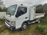 un camion blanc garé dans l'herbe